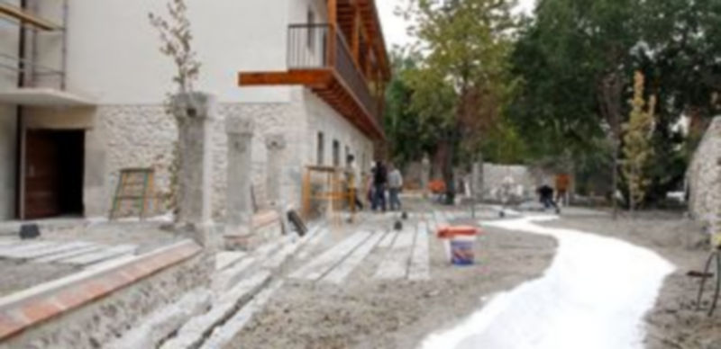 Los operarios municipales se centran ahora en los trabajos en  los espacios exteriores del edificio. / Gabriel Gómez