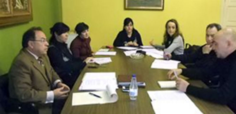 Un momento de la reunión celebrada ayer en la sala de comisiones del Ayuntamiento de la villa. / El Adelantado