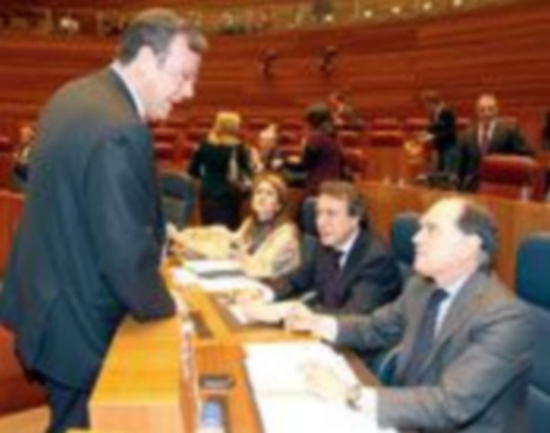 Silván conversa con Villanueva (d) en presencia de De Santiago-Juárez y Alonso. / Ical