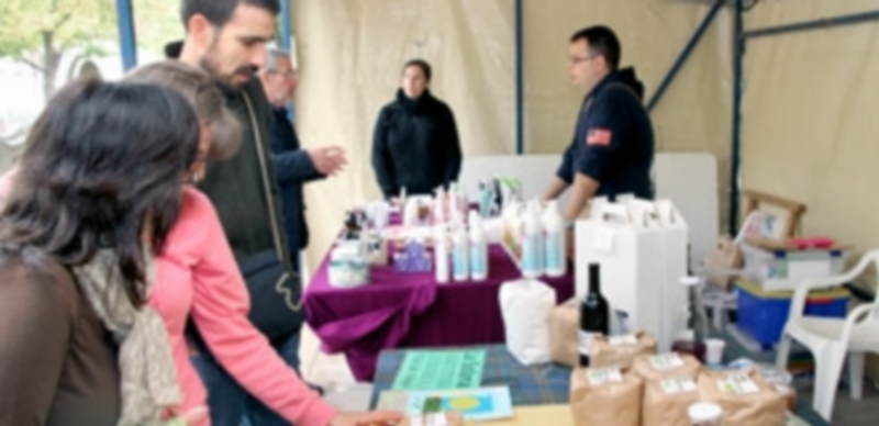 Nueve comerciantes se dieron cita en la V edición del Mercado de Productos Ecológicos               . / c. N.