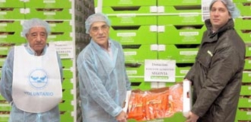 Representantes del Banco de Alimentos de Segovia junto al gerente de Tabuenca en plena entrega. / El Adelantado