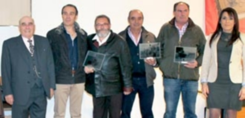 Toda una vida a lomos de un caballo 1 ‘Escopeta’ junto a sus amigos y fundadores de la asociación ‘Amigos del Caballo’