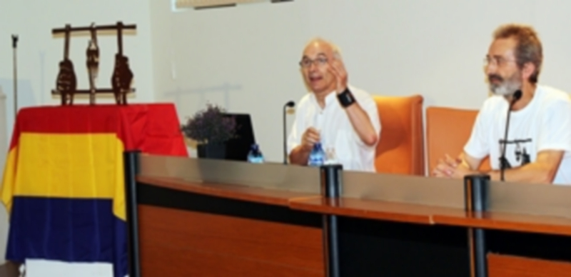 El historiador Santiago Vega en su ponencia inaugural de la exposición. / Chantal núñez
