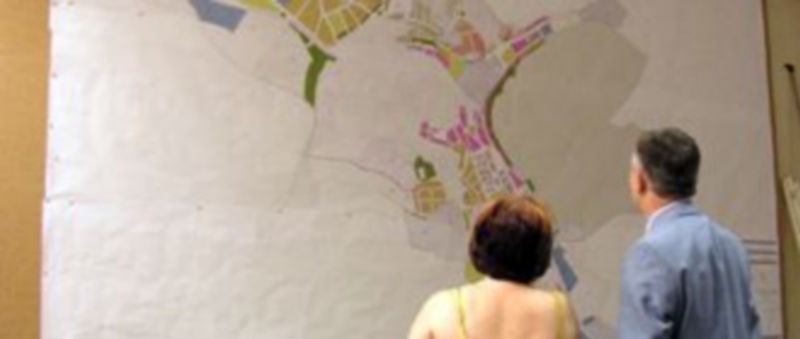 El salón de plenos acogió en 2008 la exposición de las normas urbanísticas de la villa./Gabriel Gómez