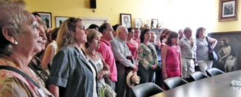 Algunos participantes en una jornada de las visitas durante su recorrido por el Ayuntamiento./El Adelantado