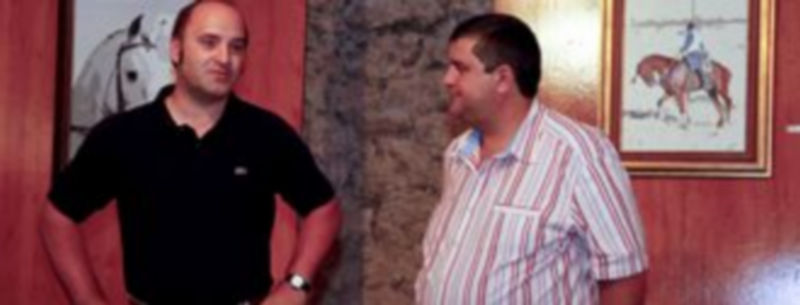 El presidente de El Encierro (drch) y Juan Carlos Orejón durante la presentación de la muestra. / Gabriel Gómez