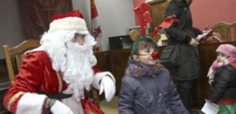 El salón de plenos acogerá el viernes desde las 19.30 horas la visita a la villa de Papa Noël./ Gabriel Gómez.