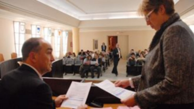 Miguel Ángel de Vicente conversa con una de los representantes de los municipios durante la reunión. / El Adelantado.