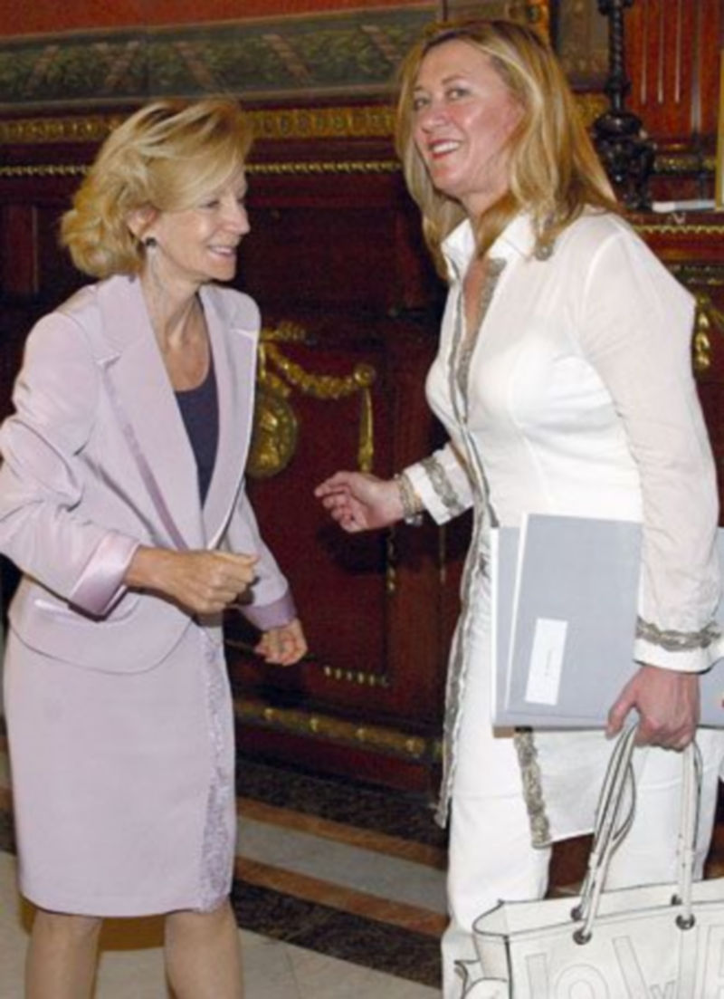 Elena Salgado y Pilar del Olmo (d) se saludan en un encuentro reciente. / ICAL