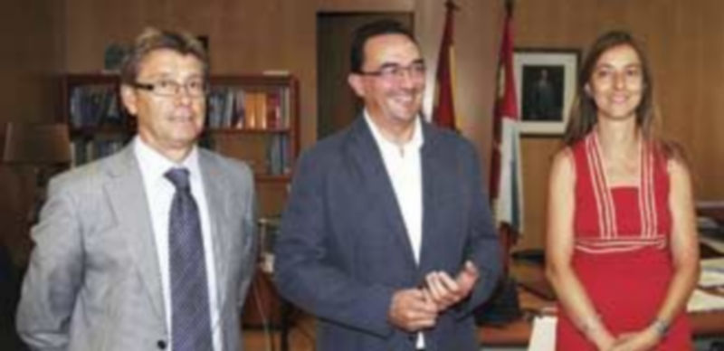 Sanidad plantea una reordenación de facultativos que desplazará a 130 profesionales a zonas urbanas 1 El gerente Regional de Salud