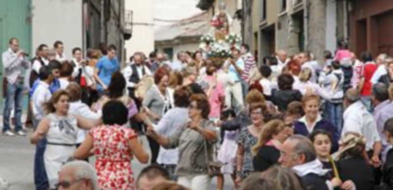 La Virgen realizó el recorrido con salida y regreso a la iglesia portada en andas por los cofrades. / Gabriel Gómez