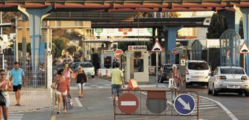 Afluencia de vehículos y personas en un control fronterizo en el paso entre España y Gibraltar. / Reuters