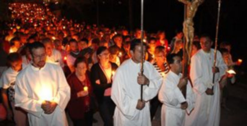 El Rosario de Antorchas centrará esta noche los actos previos a la Romería popular./ Gabriel Gómez