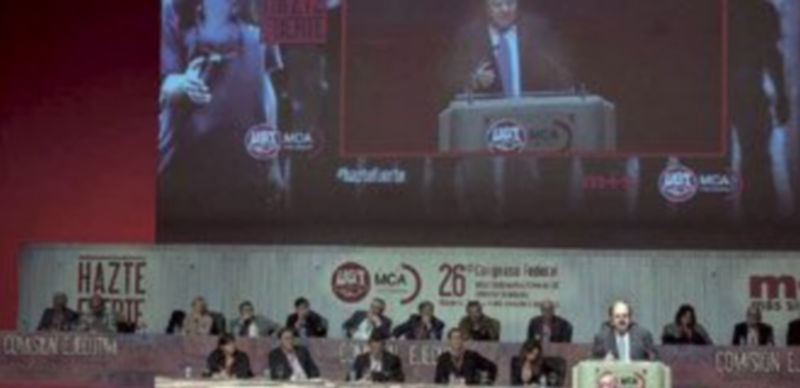 Curiosa imagen de Juan Vicente Herrera durante su intervención en Burgos