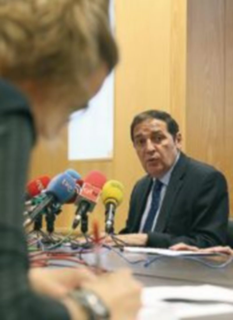 Antonio Sáez Aguado explica la lista de espera. / Ical