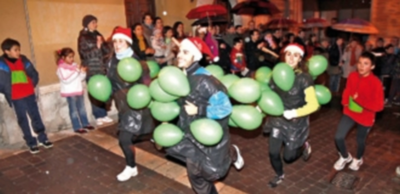El buen humor está presente cada año en esta prueba que cierra el año en la villa. / Gabriel Gómez