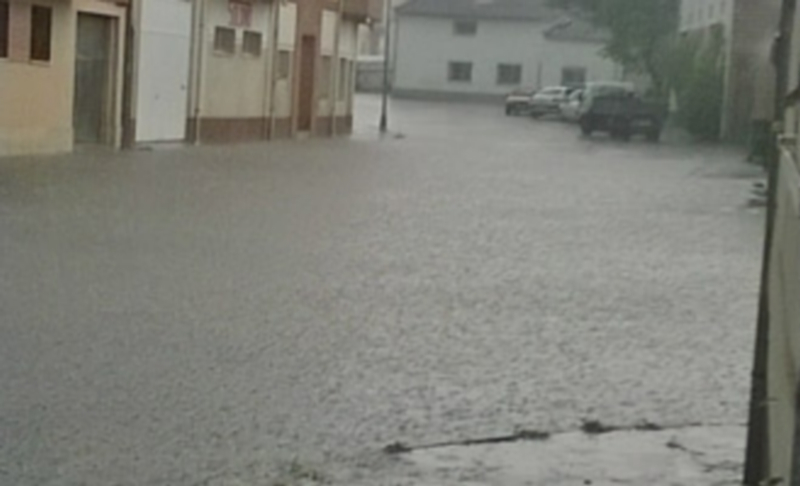 La tromba provocó en algunos puntos acumulaciones de agua de casi 50 centímetros de altura. / Antonio Sanz