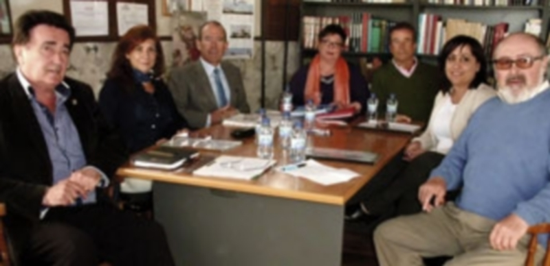 Miembros de la Fundación junto al Duque de Aburquerque en la reunión del pasado miércoles. / El Adelantado