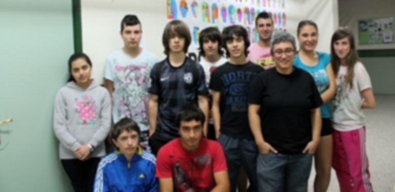 Yolanda Moreno junto a algunos de sus alumnos de Plástica