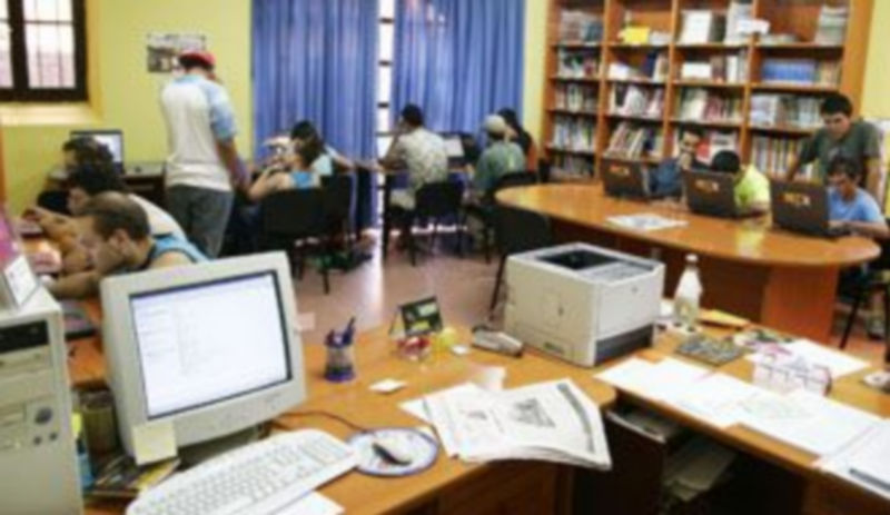 Mañana se impartirá un curso de elaboración de postales navideñas con ordenador. / Gabriel Gómez