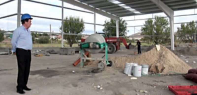 El alcalde Jesús García Pastor en las obras de la nave de servicios del Polígono Malriega./ El Adelantado