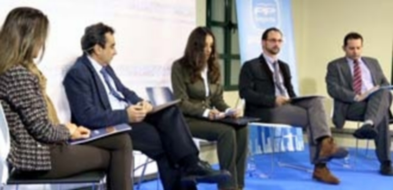 Los jóvenes agricultores muestran sus inquietudes a los dirigentes del PP 1 Integrantes de una de las mesas de trabajo celebrada en la Convención de Sanchonuño. / El Adelantado