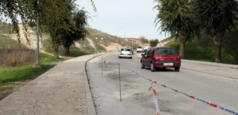 La acera posee dos metros de ancho y la calzada alcanza los 6