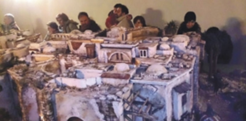 Los belenistas locales visitan algunas creaciones de Valladolid 1 Belenistas visitando las obras de algunas localidades de la provincia de Valladolid. / Chantal Núñez