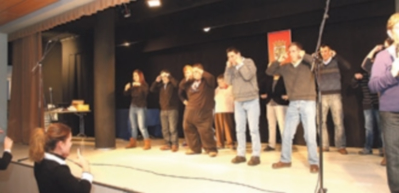 La actuación llevada a cabo por los integrantes de Apadefim-Fundación Personas resultó todo un éxito entre el público asistente./ Chantal Núñez