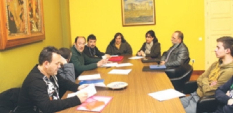 Asistentes a la quinta reunión para la celebración de los 800 años jugando con toros. / Chantal Núñez