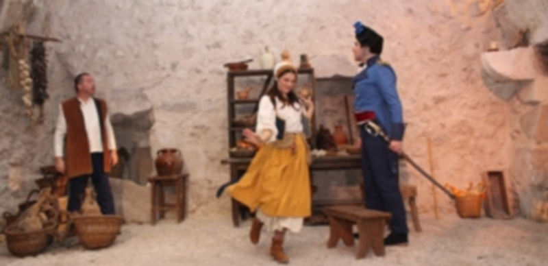 Tres actores y una guía turística dirigen a los visitantes a conocer todos los rincones de la fortaleza. / Chantal Núñez