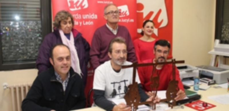 Miembros de la Asamblea Comarcal junto a la estatua. / Chantal Núñez