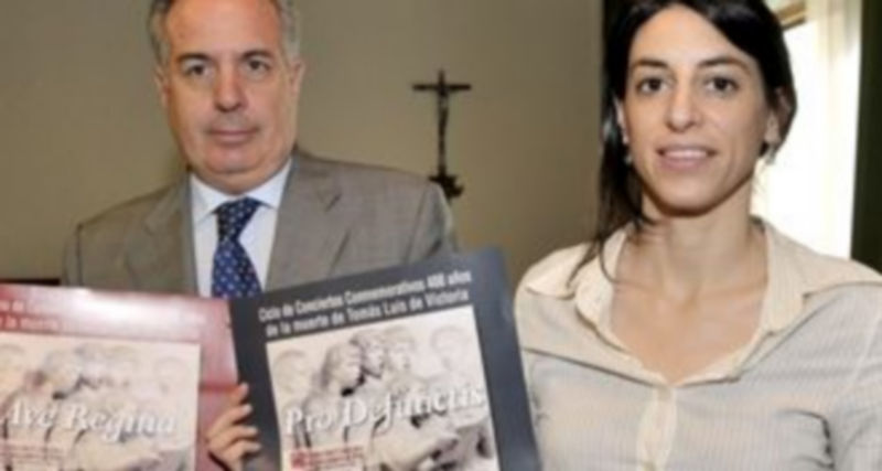 Rafael Encinas y Ana Fernández-Vega muestran el cartel anunciador del primero de los conciertos. / Alberto Benavente