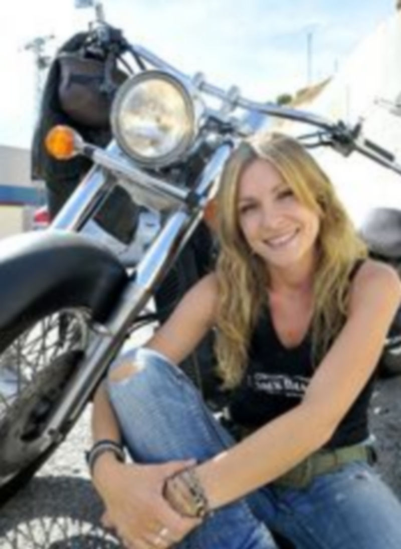 María disfruta sobre su Honda Shadow 750. / Alberto Benavente