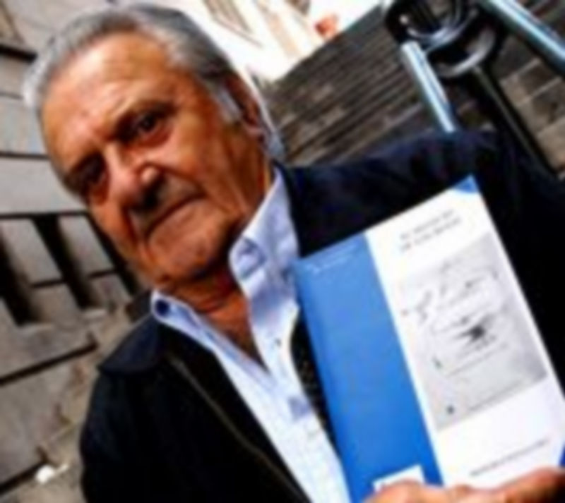 Francisco Puch muestra un ejemplar de su poemario antes de la presentación./A.B.