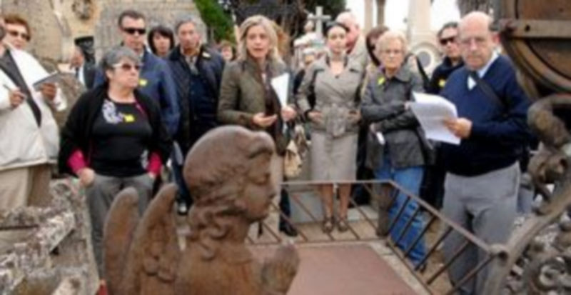 Mercedes Sanz de Andrés explica  una de las lápidas más significativas del cementerio. / Alberto Benavente