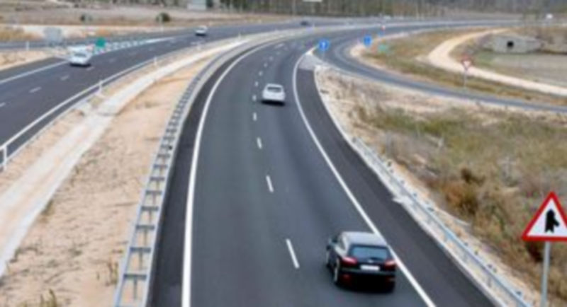 La autovía de Pinares se encuentra a la espera de la mejora de las vías de servicio. /ALBERTO BENAVENTE