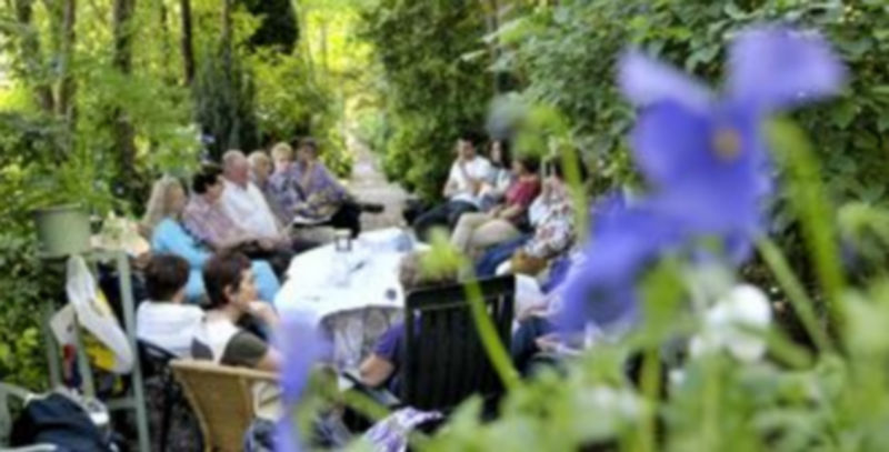 Un momento de la reunión de los Amigos del Patrimonio en el Romeral de San Marcos ayer. / Alberto Benavente