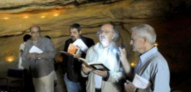 Un momento de la lectura de poemas en la cueva en la que meditaba San Juan de la Cruz. / Alberto Benavente