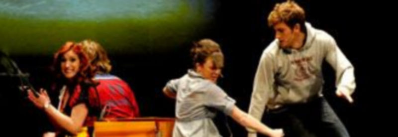 Los alumnos de la quinta promoción de Publicidad representaron diferentes montajes musicales y coreografías durante la gala que se celebró en el teatro Juan Bravo./ALBERTO BENAVENTE