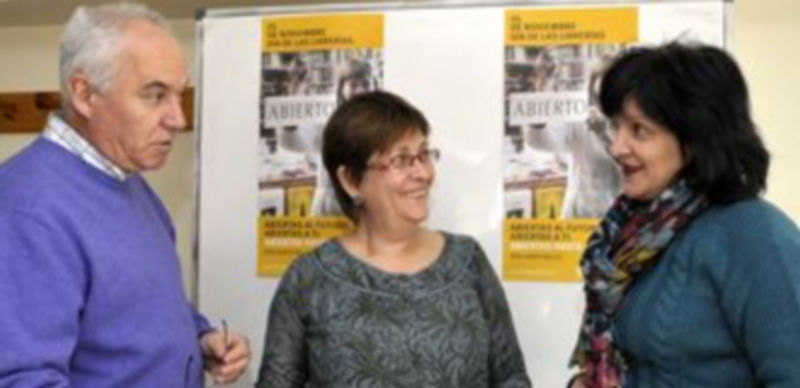 Los responsables de la Asociación de Libreros de Segovia presentaron esta iniciativa. / Alberto Benavente.