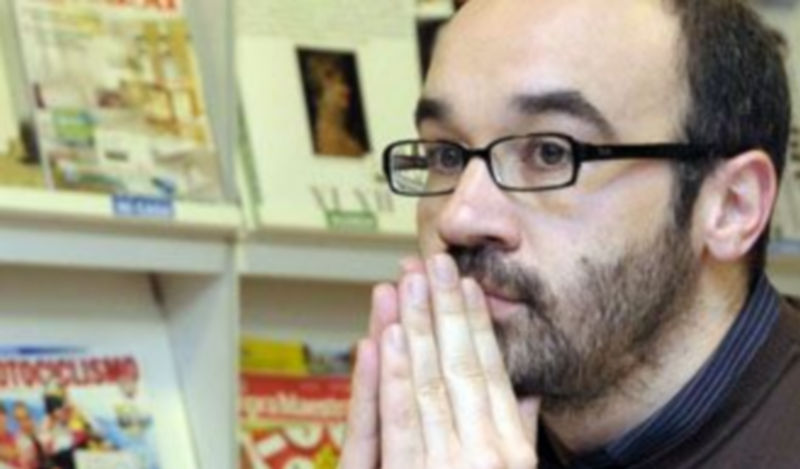 Imagen de Alberto Olmos tomada durante una conferencia en la Biblioteca de Segovia