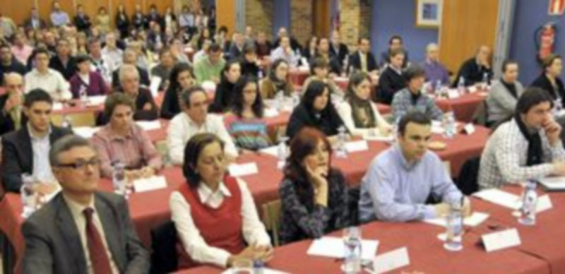 El público llenó el salón del Parador de Turismo para asistir a la jornada de la Escuela Financiera de Caja Rural. / A. Benavente