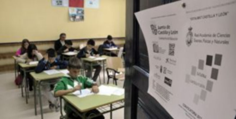 El instituto Mariano Quintanilla acogió ayer las pruebas para el siguiente curso de Estalmat. / Juan Martín
