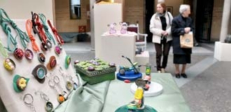 Una de las exposiciones realizadas con las manualidades elaboradas por los participantes de los talleres de la Diputación. / Juan Martín