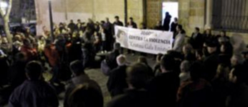 La concentración tuvo lugar ante la fachada de la iglesia de El Salvador