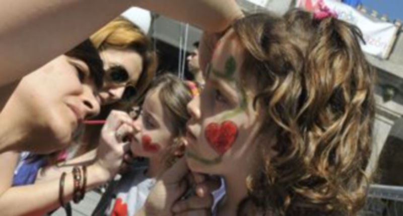 Los más pequeños se divirtieron en el taller de pinturas que se desarrolló en el Azoguejo. /JUAN MARTÍN