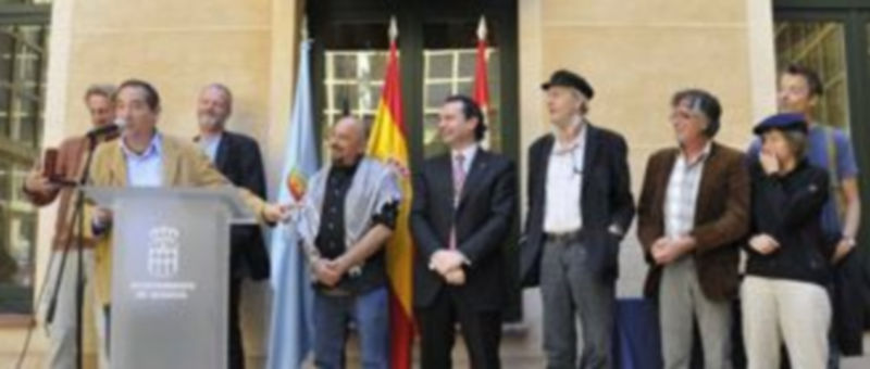 Julio Michel quiso recibir la Medalla al Mérito Cultural de la ciudad rodeado por algunos de los titiriteros que participan estos días en la vigésimo quinta edición de Titirimundi. / Juan Martín