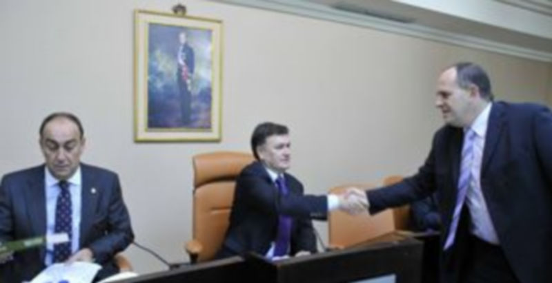 Aceves (derecha) saludando a Vázquez (centro) en un pleno