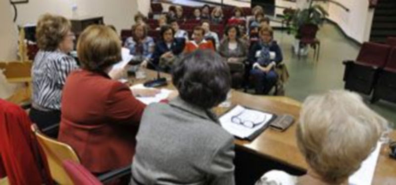Un momento de las asamblas celebradas ayer en la residencia Emperador Teodosio. / Juan Martín